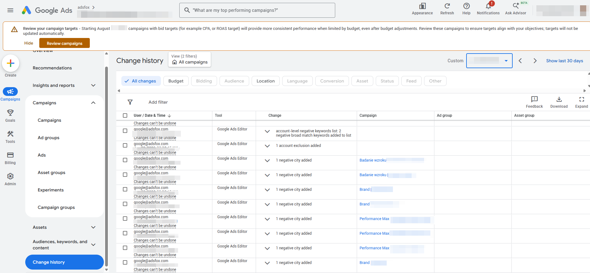Oryginalny zrzut historii zmian Google Ads pokazujący dodanie listy wykluczających słów kluczowych i wykluczeń lokalizacji