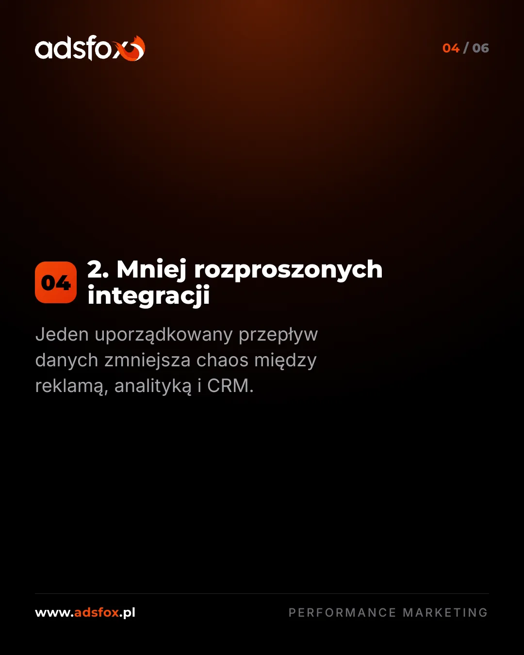 Slajd pokazujący uporządkowany przepływ danych między reklamą, analityką i CRM